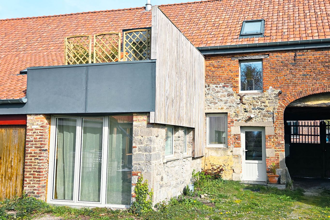 Façade du Cottage des Cerisiers, pierre et bois